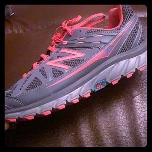 GREAT CONDITION!! NEW BALANCE  WOMENS SIZE 11